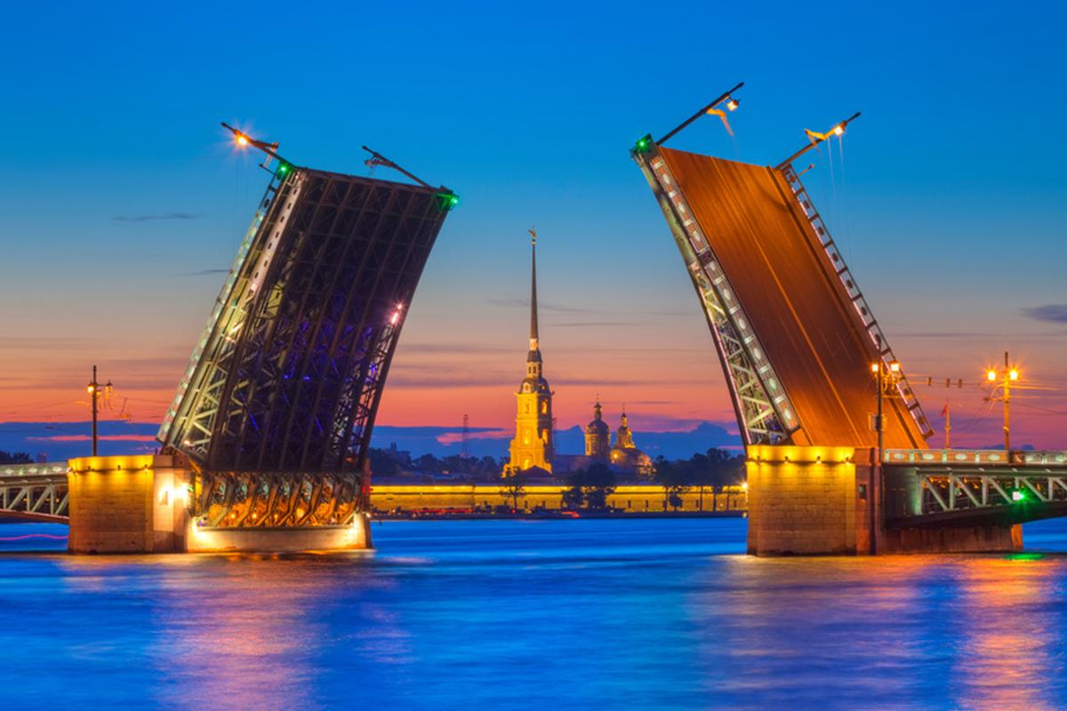 Мегаполис и разводные мосты с ночным выходом в Финский залив 21 апреля 2025