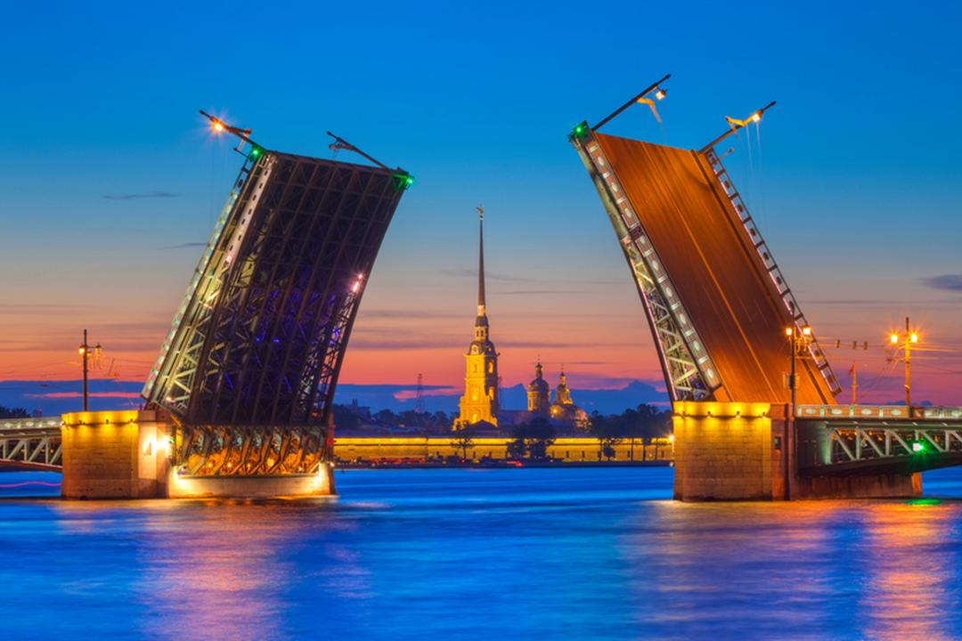Мегаполис и разводные мосты с ночным выходом в Финский залив 26 мая 2025