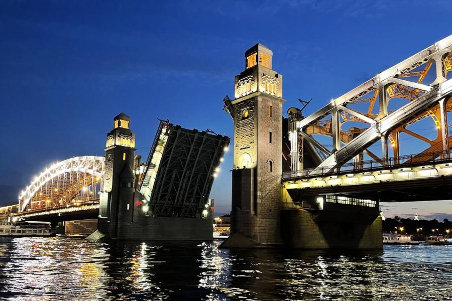 Мегаполис и разводные мосты с ночным выходом в Финский залив 09 июня 2025