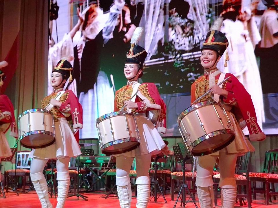 Завела любовь, песню русскую