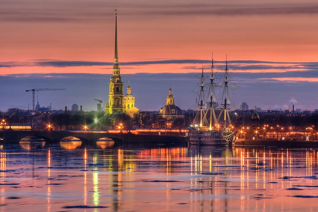 Концерт на волнах Невы: Петербург в свете огней